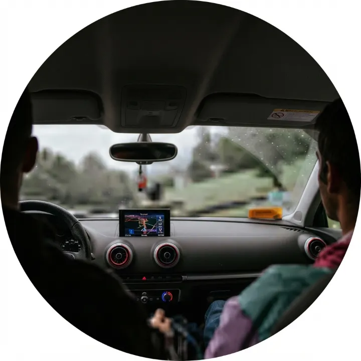 Imagen de una toma fotografíca de los asientos traseros de un vehiculo donde se muestra una cámara que filma todo en vivo y en directo que sirve para monitoreo y cuenta con rastreador GPS y está dentro de los sistemas de energía solar