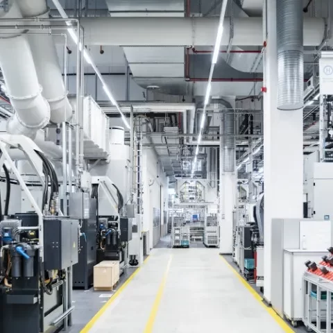 Imagen de una empresa repleta de luces sin la preocupación de pagar tarifas altas gracias a que cuenta con sistemas “BESS”