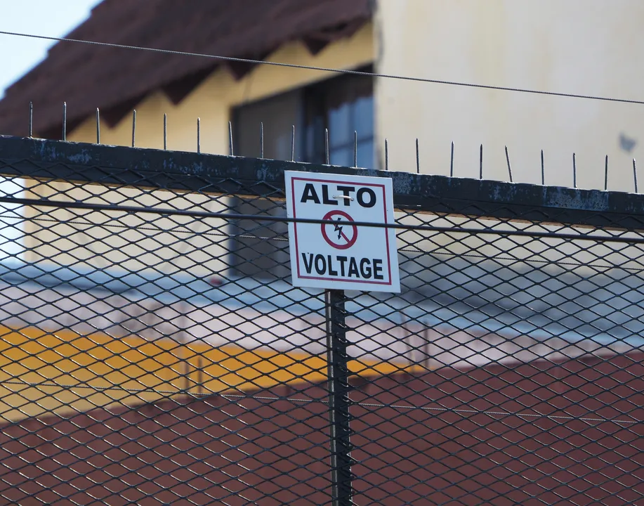 Fotografía de un aviso de alto voltaje debido a que las cercas eléctricas contienen muchos voltios