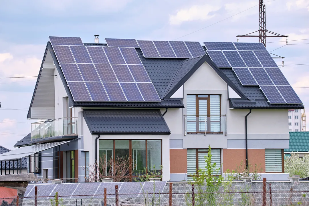 Fotografía de una casa con varios paneles solares que convierten la energía solar en México en electricidad para las casas