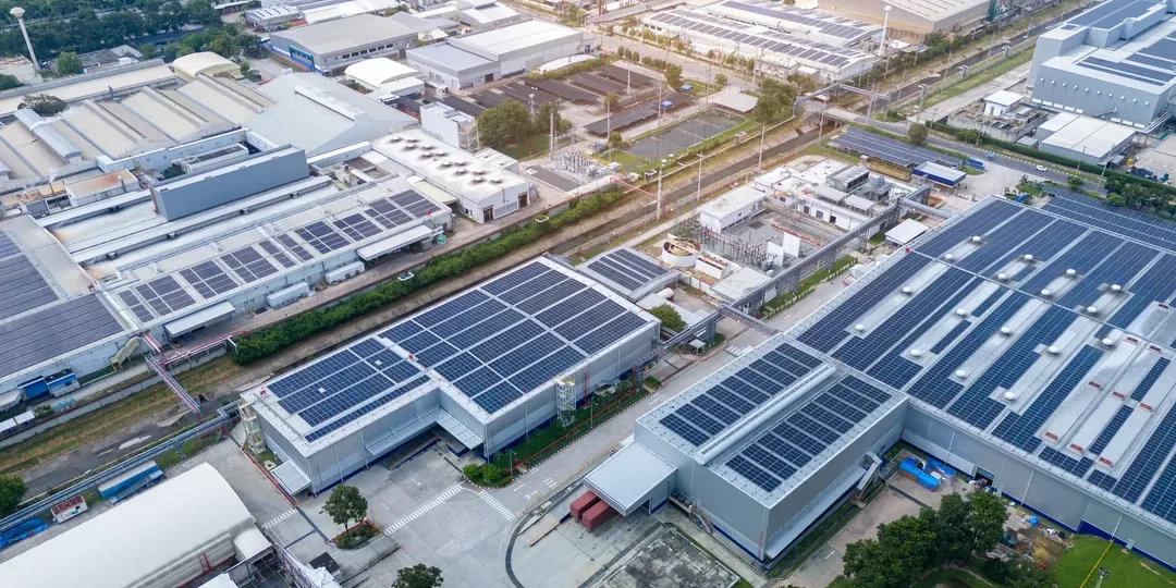 energía solar en México: Fotografía de un tejado de una industria repleto de paneles solares para convertir la energia solar en electricidad
