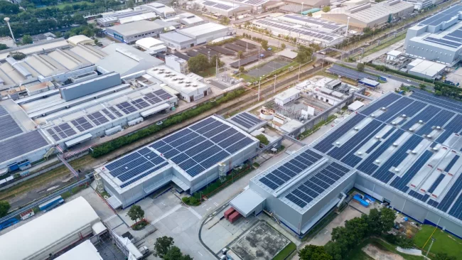 energía solar en México: Fotografía de un tejado de una industria repleto de paneles solares para convertir la energia solar en electricidad