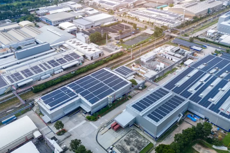 energía solar en México: Fotografía de un tejado de una industria repleto de paneles solares para convertir la energia solar en electricidad