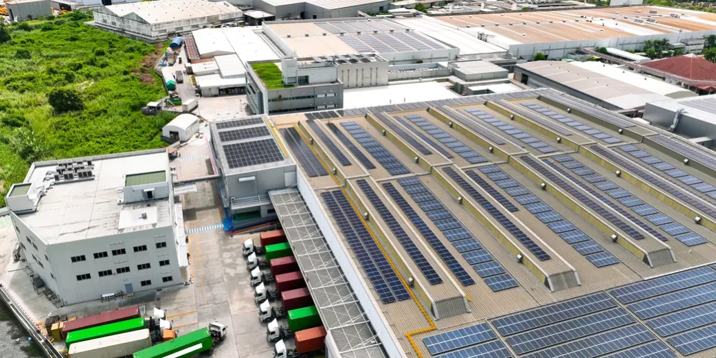Paneles para energía solar para empresas Fotografía aérea de tejados repletos de paneles solares los cuales son energía solar para empresas