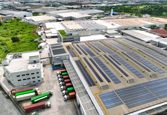 Fotografía aérea de tejados repletos de paneles solares los cuales son energía solar para empresas