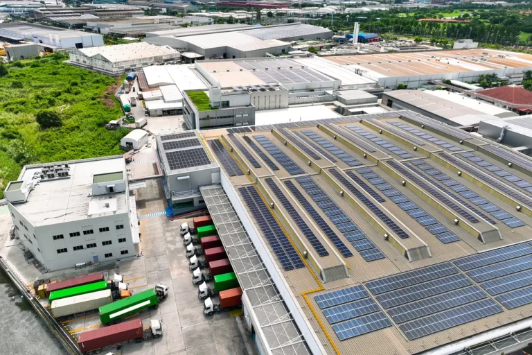 Fotografía aérea de tejados repletos de paneles solares los cuales son energía solar para empresas