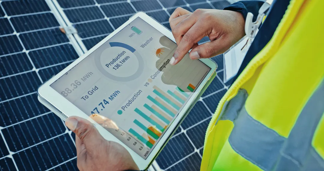 Monitoreo de la energía solar para empresas Fotografía de un hombre con una tableta en sus manos monitoreando la energía solar para empresas