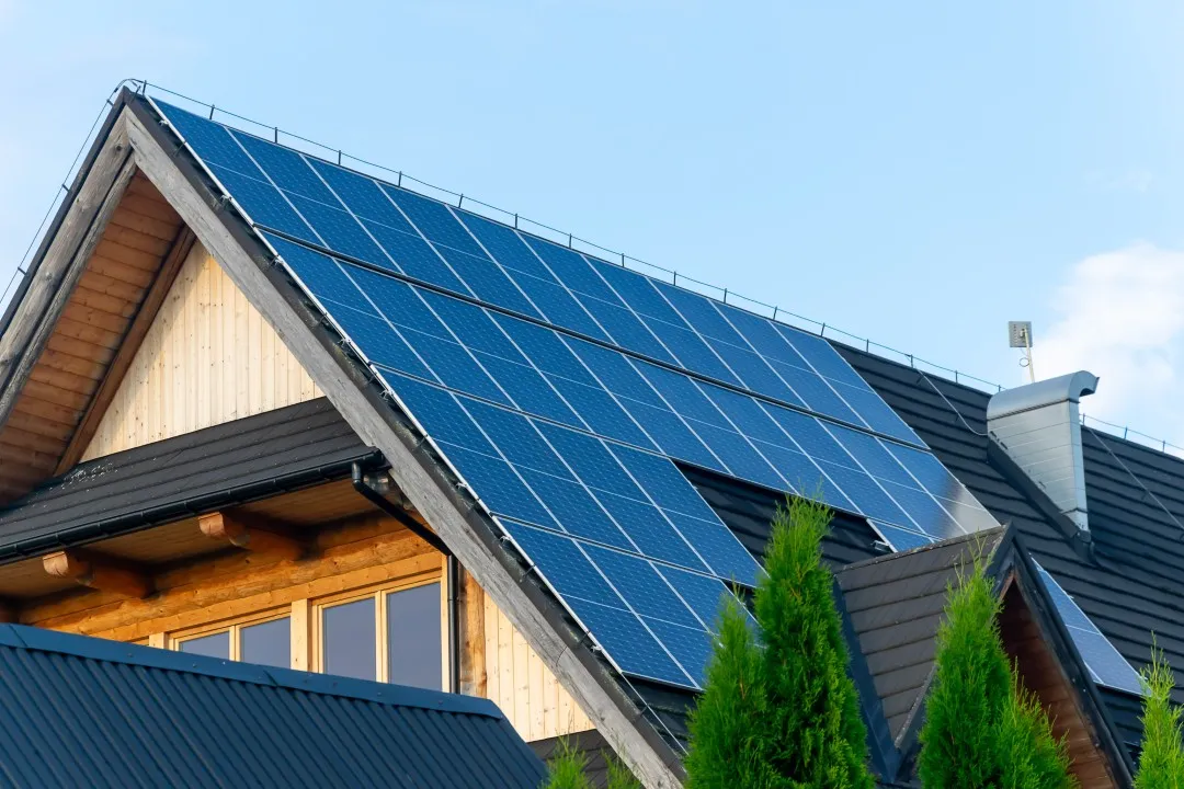 Fotografía de unos paneles solares monocristalinos en el techo de una casa haciendo su trabajo para evitar apagones