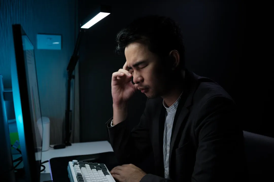 Fotografía de un hombre que sufrió de un apagón en su empresa y lamentándose por no haber realizado la cotización a tiempo en Compu Redes para la adquisición de sus paneles solares